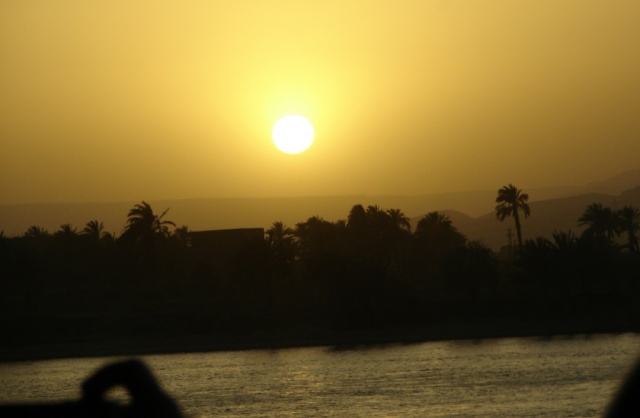 2008/03(March)/AroundTheWorld/Egypt/Luxor/640x480_sunset over the Nile.jpg